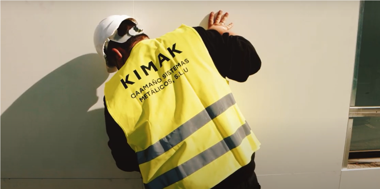 Un trabajador de Kimak, antiguo Grupo Caamaño, durante la adecuación de la tienda Zara en la Plaza de España de Madrid / Kider