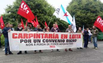 Concentración en demanda de mejoras en el convenio de la carpintería de A Coruña / CIG