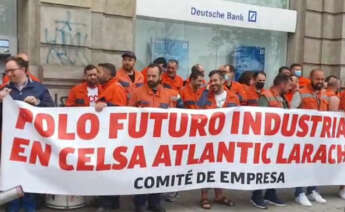 Protesta de los trabajadores de Celsa frente a la sede de Deutsche Bank en A Coruña