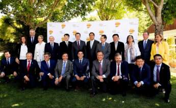 El presidente de la Xunta, Alberto Núñez Feijóo (7d, segunda fila), posa para fotografía de familia en la celebración del 150 aniversario de Conservas Albo.