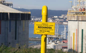 Gasoducto entre Mugardos y As Pontes con la terminal de GNL de Reganosa al fondo