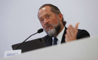 El presidente de ABANCA, Juan Carlos Escotet Rodríguez (c), presenta los resultados del banco en el primer semestre del año, este viernes, en Santiago de Compostela. EFE/ Lavandeira Jr.