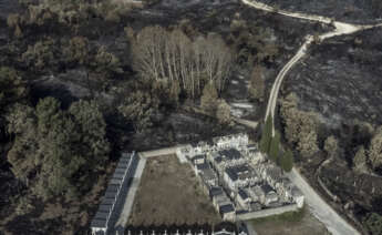 Fotografía tomada con un dron de un cementerio rodeado por la superficie calcinada en el pueblo de San Cibrao (Oímbra), tras el incendio forestal que ha arrasado 2.100 hectáreas. Aunque la situación provocada por los incendios en Galicia ha mejorado en las últimas horas, este viernes continúan los esfuerzos y se mantienen las espadas en alto para evitar que se repitan momentos tan complicados en la lucha contra el fuego como los vividos estos días. EFE/Brais Lorenzo