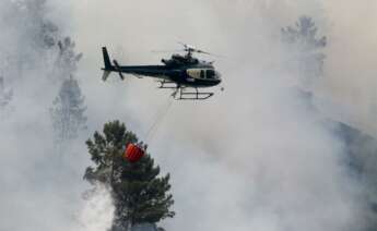 Helicóptero en un incendio en Quiroga (Lugo)