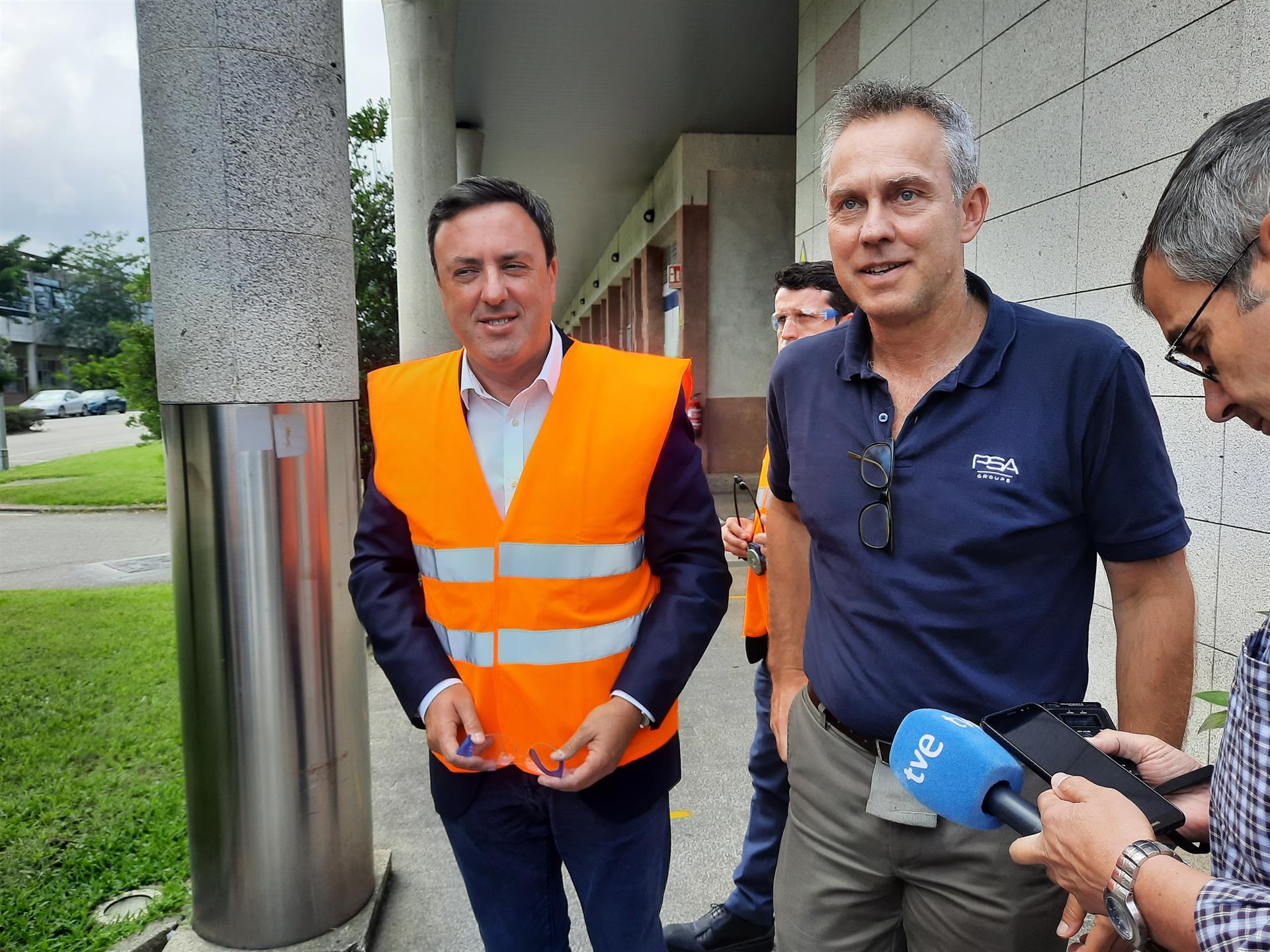 El secretario xeral del PSdeG, Valentín González Formoso, junto al director de Stellantis Vigo, Ignacio Bueno. - PEDRO DAVILA-EUROPA PRESS