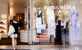 Una mujer entra por la puerta de una de las tiendas físicas de la marca Bimba y Lola. - Ricardo Rubio