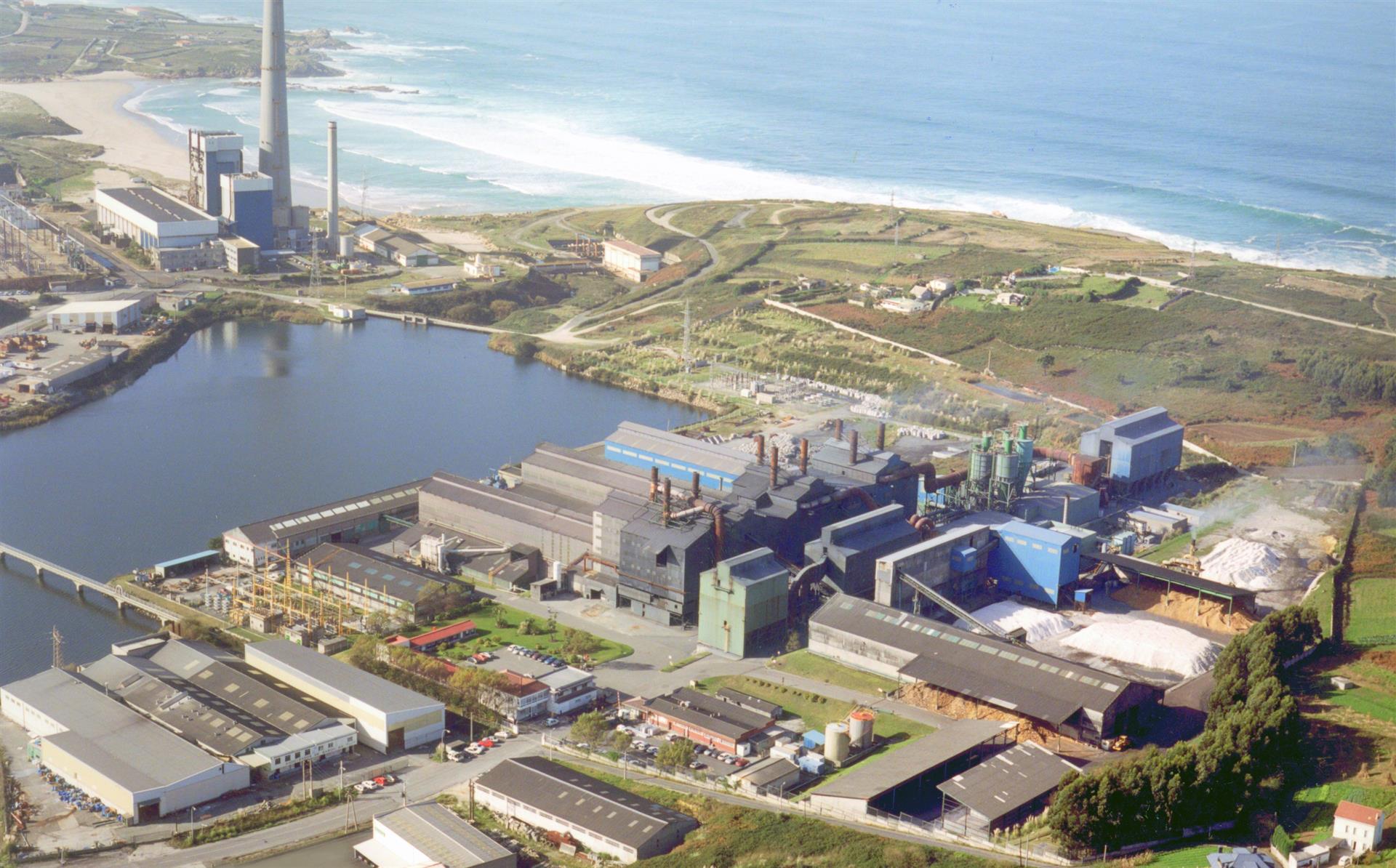 Fábrica de Ferroatlántica (Ferroglobe) en Sabón