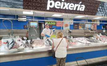 Adrián Vera es uno de los jóvenes que, durante el 2021, realizó sus prácticas de Formación Profesional en la compañía. Hoy en día forma parte de la plantilla del Supermercado Gadis de Cuatro Caminos (A Coruña)