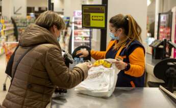 Imagen de archivo de la línea de cajas de Supermercados Gadis