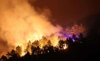 Vista del incendio que arrasa los alrededores de la localidad de Campobecerros