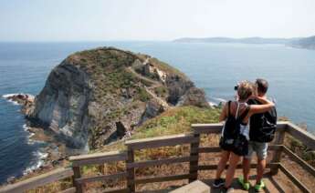 Una pareja en la ruta de Punta Socastro, en ‘O Fuciño do Porco’,en O Vicedo, Lugo, Galicia (España). - Carlos Castro - Europa Press