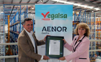 Imagen de la entrega del primer certificado de Aenor de Proyecto de Economía Circular de Plásticos a Vegalsa-Eroski