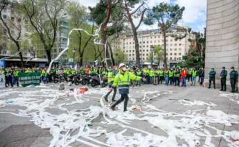 Trabajadores de la factoría pontevedresa de ENCE se concentran con chalecos amarillos, humo, pancartas y tirando rollos de papel higiénico en las inmediaciones del Ministerio de Transición Ecológica en Madrid
