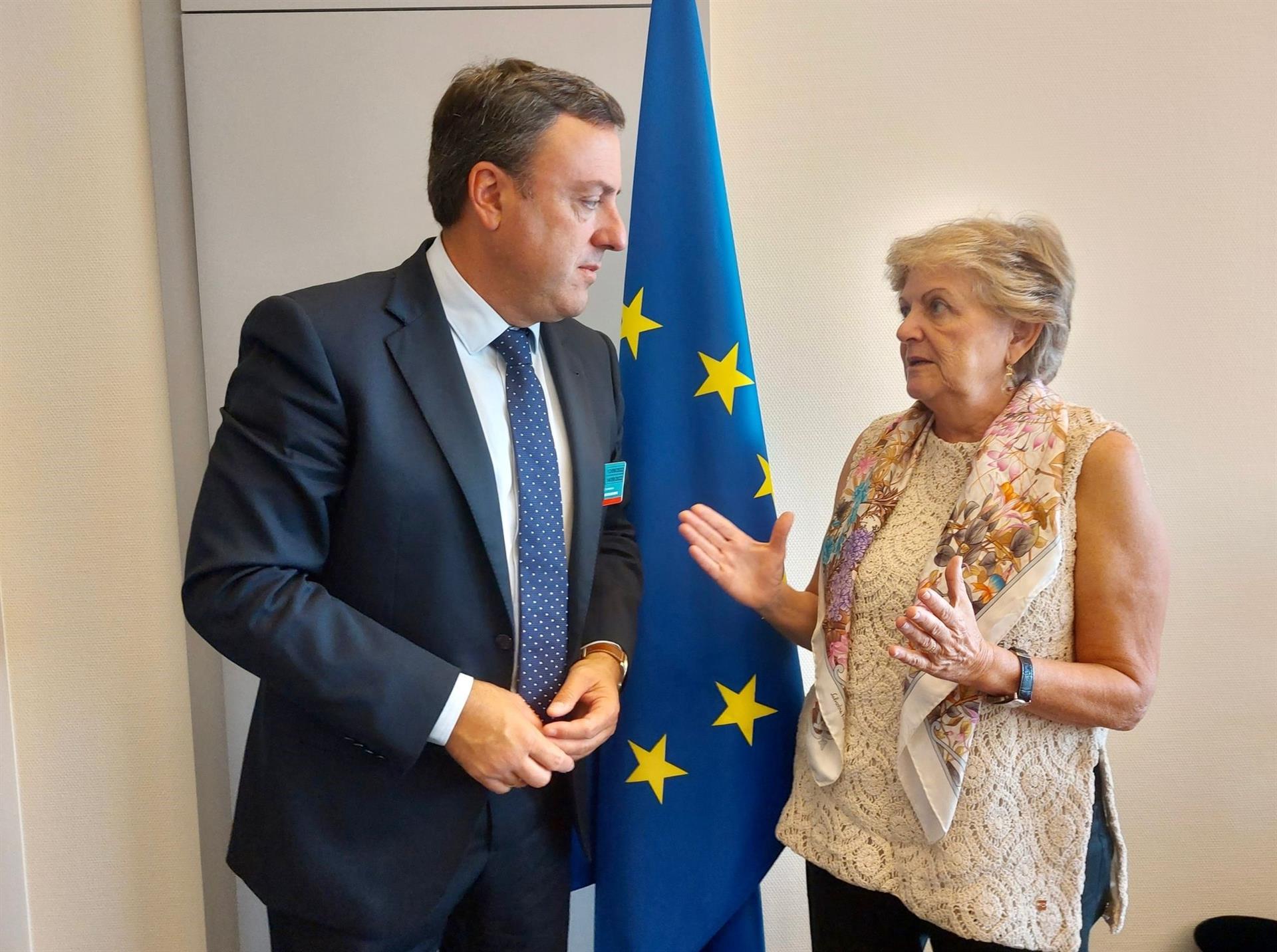 El secretario xeral del PSdeG, Valentin Gonzalez Formoso, y la comisaria de Cohesión y Reformas de la Unión Europea, Elisa Herrera