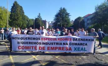 Manifestación de los trabajadores de Xeal en las factorías de Cee-Dumbría a las puertas de la sede de la Xunta, en Santiago / Europa Press