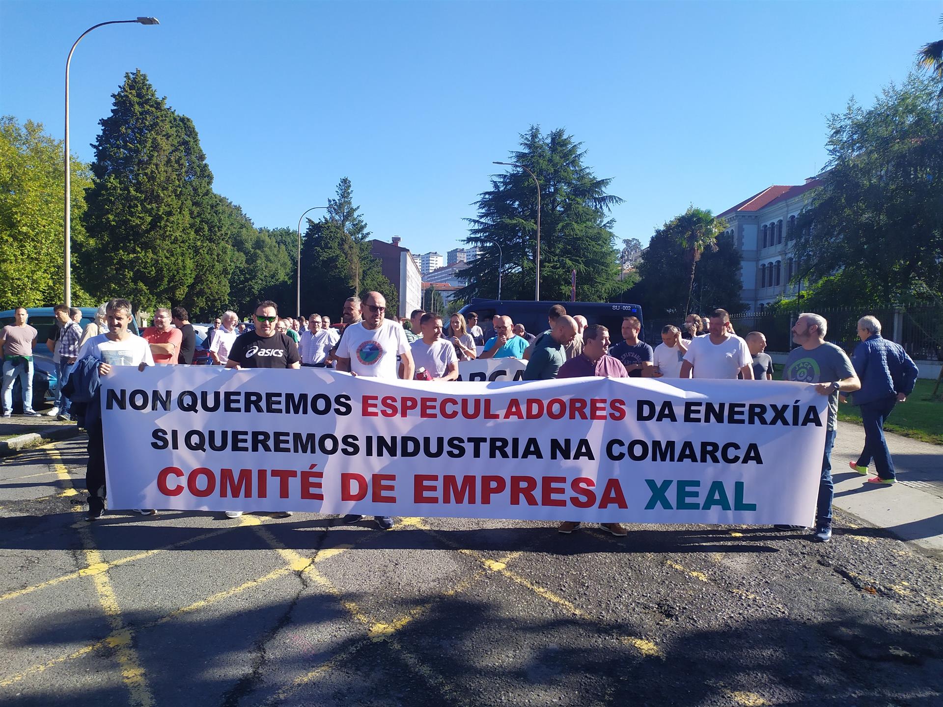 Manifestación de los trabajadores de Xeal en las factorías de Cee-Dumbría a las puertas de la sede de la Xunta, en Santiago / Europa Press