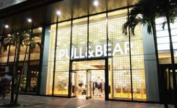 Exterior de una tienda de Pull&Bear en España