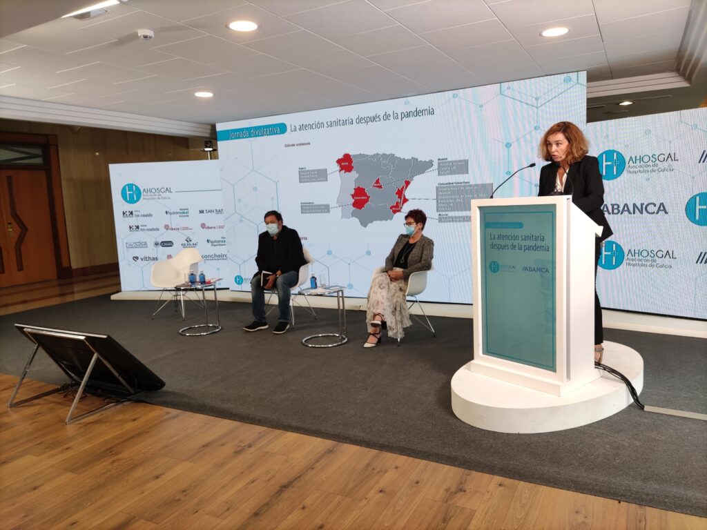 Elisa Tarazona, consejera delegada de Ribera Salud, participa en unas jornadas de Ahosgal en Santiago / Ribera Salud