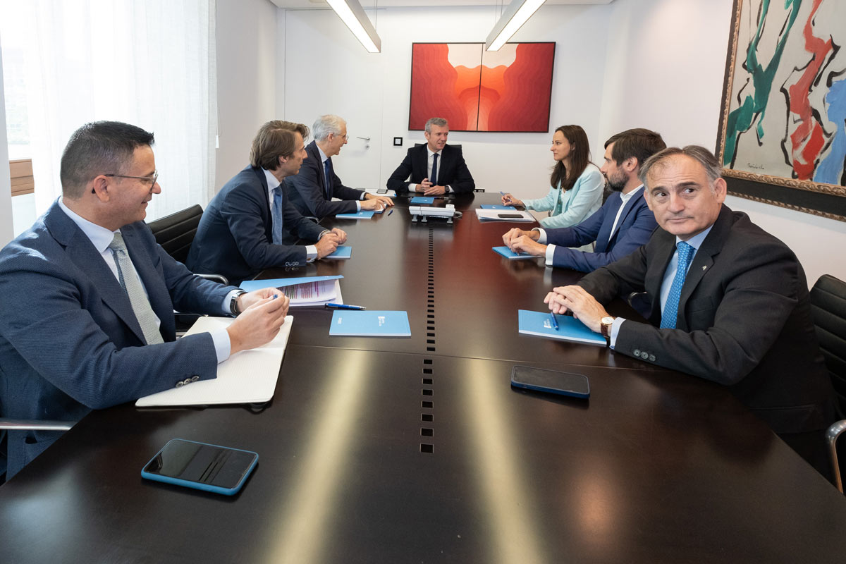 El presidente de la Xunta, Alfonso Rueda, junto al comité técnico de la Sociedad Impulsa Galicia
