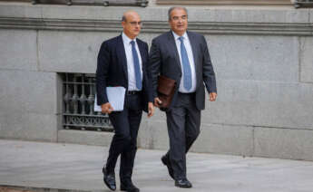 El expresidente del Banco Popular Ángel Ron (d) y su abogado José Antonio Choclán (i) a su llegada la sede de la Audiencia Nacional