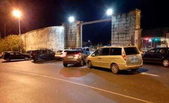 Coches bloqueados a la puerta del astillero