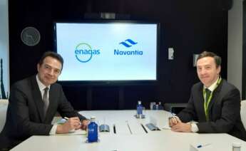 El consejero delegado de Enagás, Arturo Gonzalo, junto al presidente de Navantia, Ricardo Domínguez, durante la firma del acuerdo