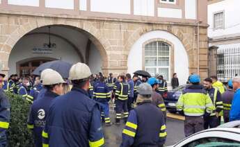 Los trabajadores de Navantia Ferrol y de las auxiliares se concentran este jueves ante el edificio de dirección de la compañía / Europa Press