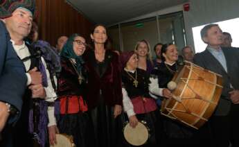 La ministra de Industria, Comercio y Turismo, Reyes Maroto, junto a un grupo musical de muñeiras, en la inauguración del Parador da Costa da Morte en Muxía / Europa Press