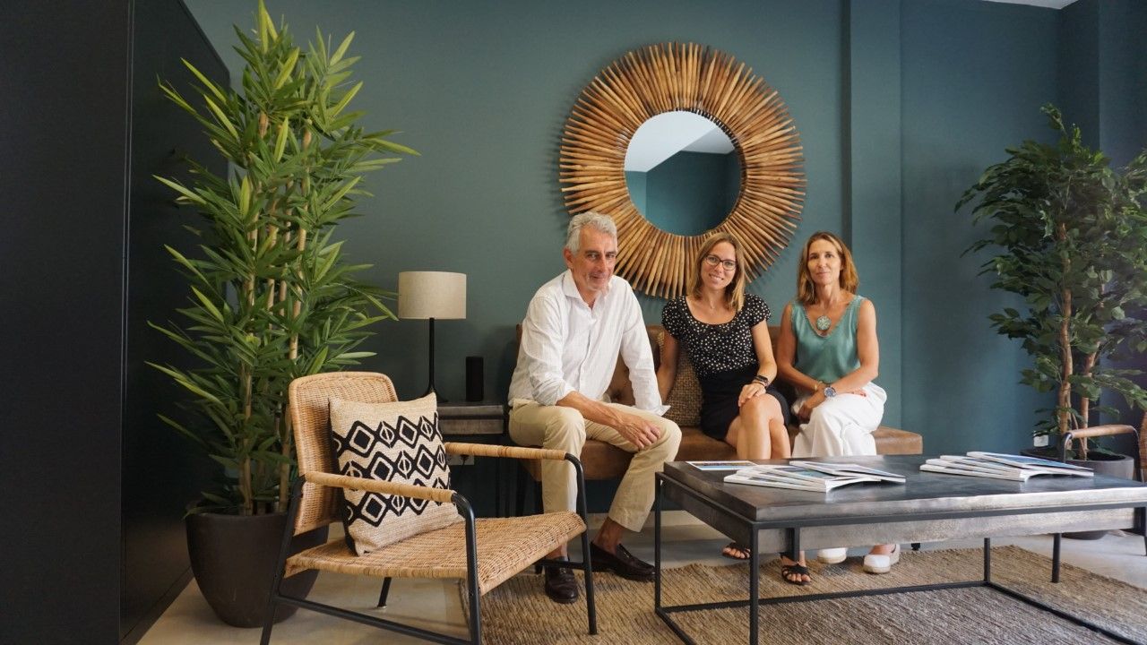 Fernando Isla es el director de John Taylor Andratx, en uno de los epicentros turísticos de Mallorca. Le acompañan Carolina Nieroba e Ilina García de Saéz Borbón Dos Sicilias, asistente de equipo y consultora de ventas, respectivamente / John Taylor