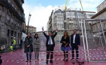 Abel Caballero, durante la instalación del árbol de Navidad gigante en Vigo