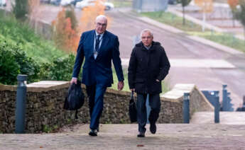 El ex director de seguridad de Renfe, Antonio Lanchares (d), a su llegada a declarar en el juicio por el accidente del Alvia