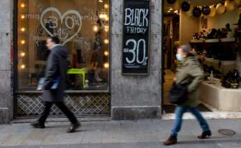 Un escaparate de una tienda anunciando descuentos por el 'Black Friday' en la campaña del año pasado