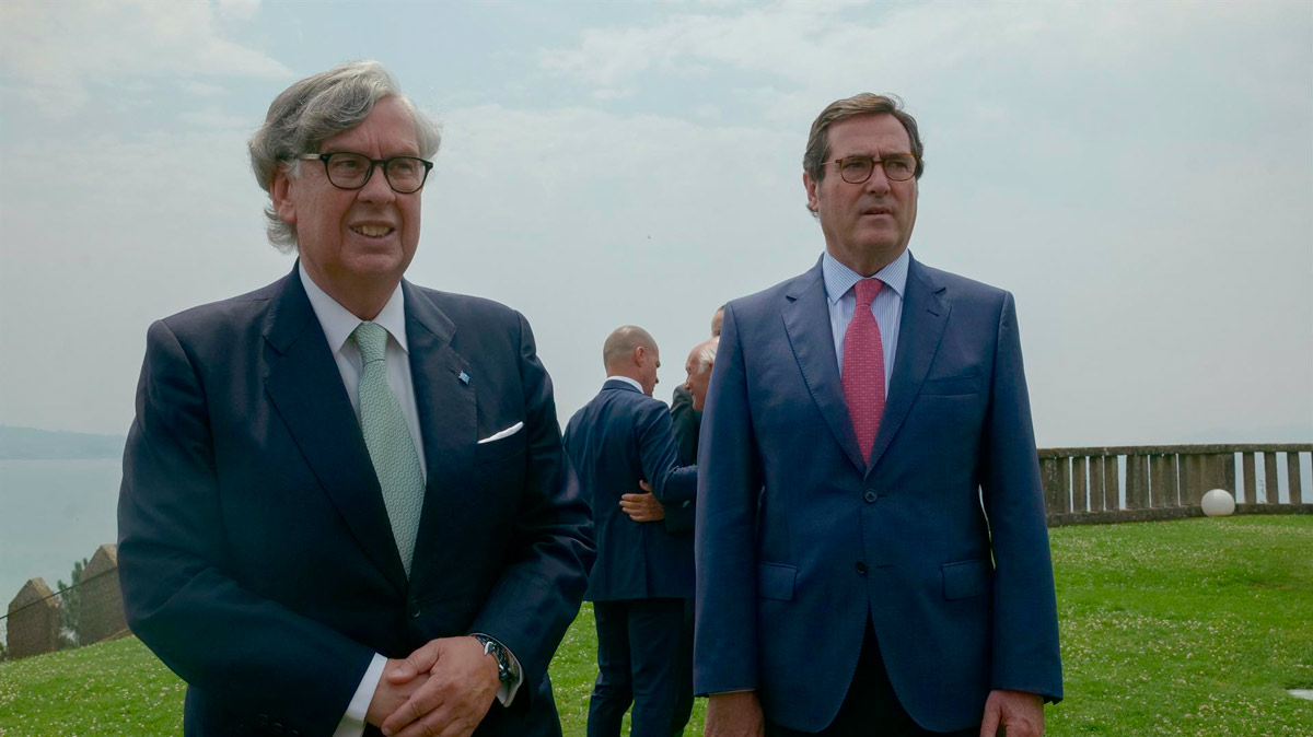 El presidente de CEG, Juan Manuel Vieites (i), junto al presidente de la Confederación Española de Organizaciones Empresariales (CEOE), Antonio Garamendi; en la reunión del Consejo Asesor de la Confederación de Empresarios de Galicia (CEG)