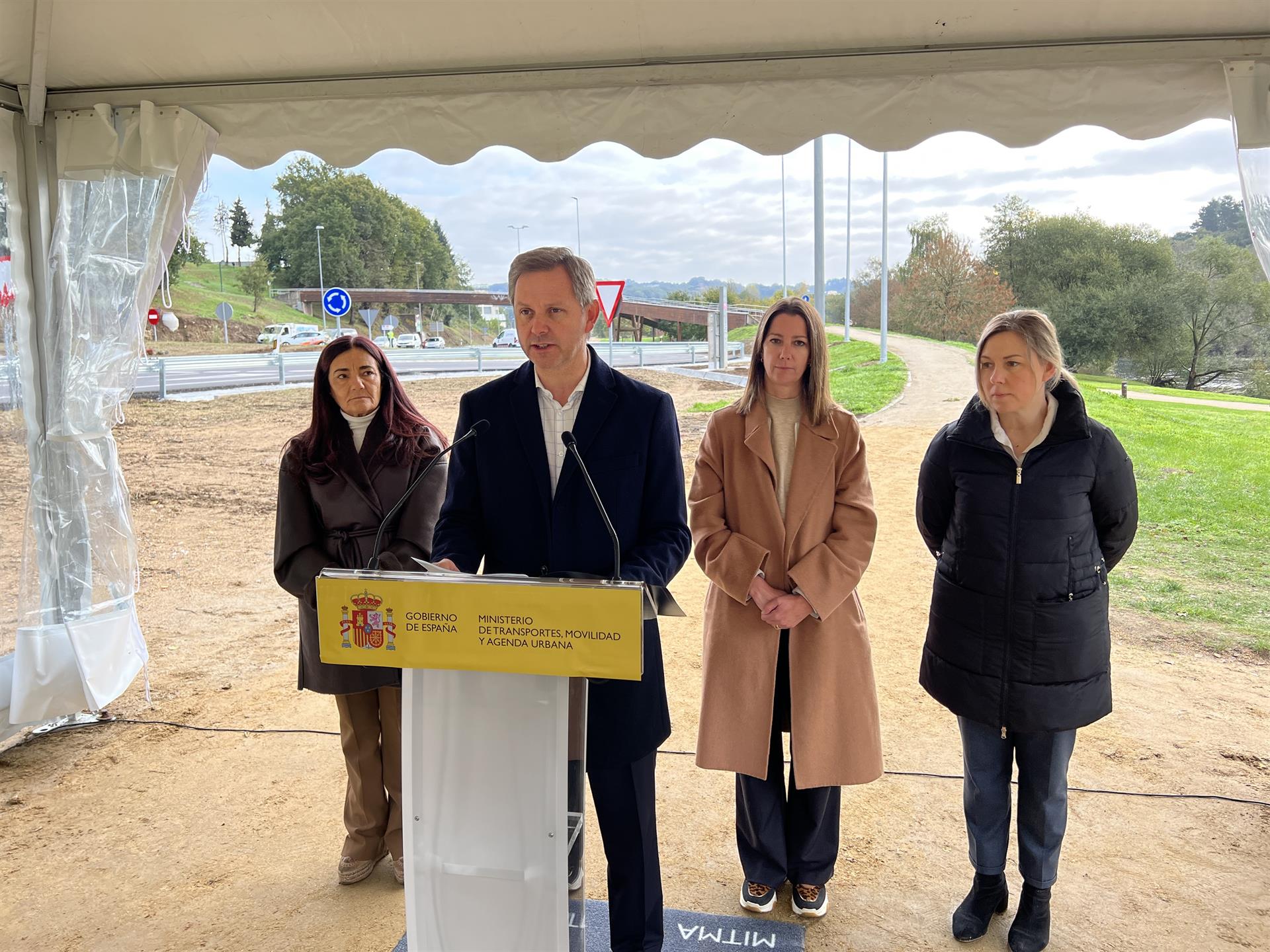 El delegado del Gobierno en Galicia, José Miñones, durante la inauguración de la glorieta de conexión de la N-6 con la calle Alfonso X