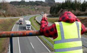 Un miembro de un piquete insulta y hace gestos a los camiones que pasan en dirección A Coruña escoltados por la Guardia Civil, durante los paros en el sector del transporte (marzo de 2022), en Baralla, Lugo