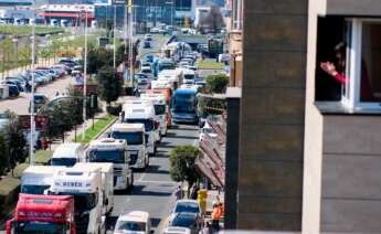 Varios camiones en una marcha convocada desde el polígono de Raos hasta el Centro Botín, en el paro del pasado mes de marzo
