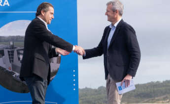 El presidente ejecutivo de Hijos de Rivera, Ignacio RIvera, junto al presidente de la Xunta, Alfonso Rueda, durante la inauguración del inicio de las obras de la nueva planta de Estrella Galicia en Morás / Xunta