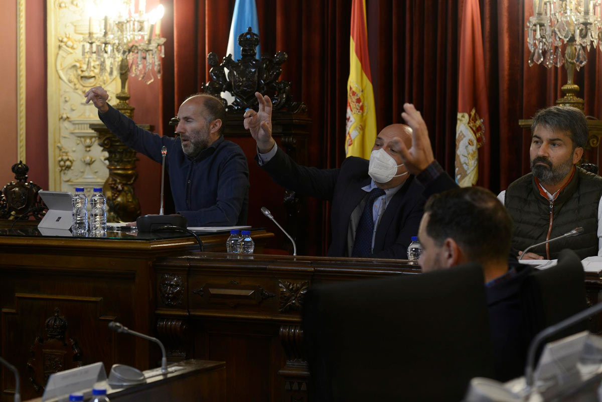 El alcalde de Ourense, Gonzalo Pérez Jácome (1i), interviene durante un pleno en el Concello de Ourense