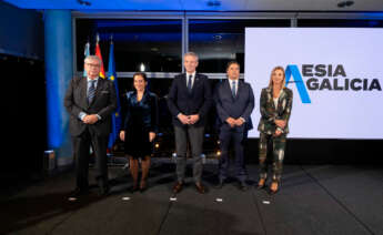 El presidente de la Xunta, Alfonso Rueda, y la regidora coruñesa, Inés Rey,entre otras autoridades, en la presentación de A Coruña para acoger la Agencia Española de Supervisión de la Inteligencia Artificial