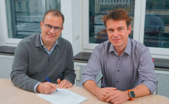 Yves Bonnefont y László Kishonti en la firma de la operación de compra de aiMotive
