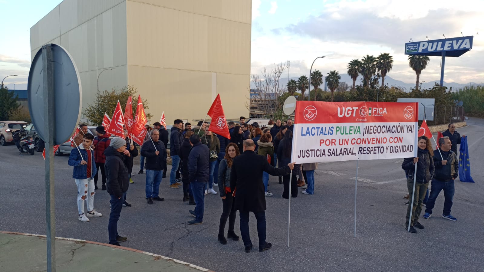 Protesta frente a la planta de Lactalis Puleva en Granada / UGT