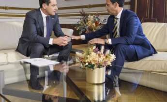 El presidente de la Junta de Andalucía, Juan Manuel Moreno Bonilla, recibe al alcalde de Granada, Francisco Cuenca. Foto: EFE