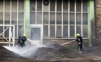 Bomberos realizan tareas de extinción en las instalaciones calcinadas de la antigua Pontesa