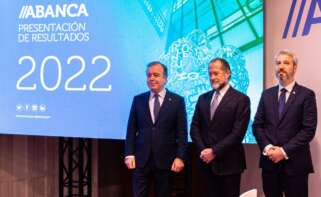 De izquierda a derecha, Francisco Botas, consejero delegado de Abanca, Juan Carlos Escotet, presidente de Abanca y Alberto de Francisco, director general financiero de Abanca / Europa Press