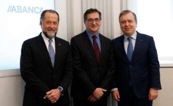 el presidente de Abanca, Juan Carlos Escotet Rodríguez, el deputy CEO de BFCM, Alexandre Saada, y el CEO de Abanca, Francisco Botas