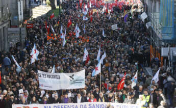 Miles de personas, convocadas por SOS Sanidade Pública, durante la manifestación de este domingo en Santiago de Compostela.- EFE/Lavandeira jr