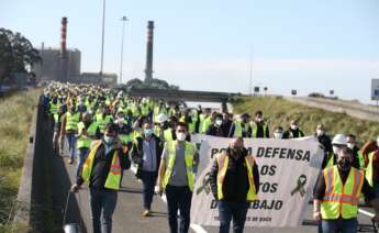 Decenas de trabajadores de la fábrica de Ence se manifiestan contra el cierre de la fábrica de Lourizán en 2021 / Beatriz Ciscar - Europa Press -