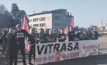 Trabajadores de Vitrasa, concesionaria del bus urbano de Vigo, concentrados ante el Consistorio de la ciudad olívica / Europa Press