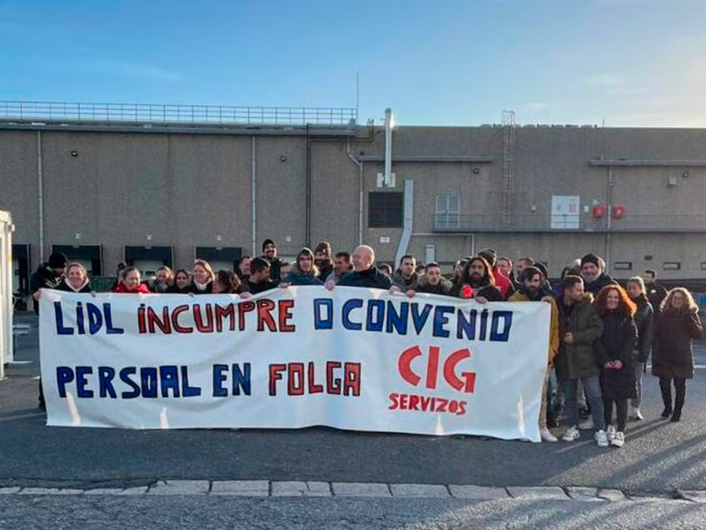 Concentración de los trabajadores del almacén logístico de Lidl en Narón