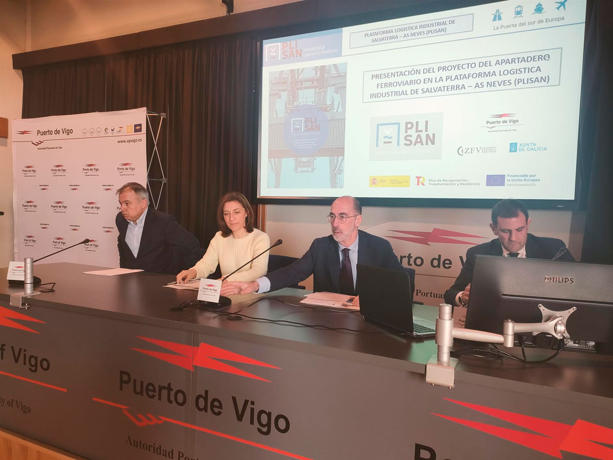 La conselleira de Medio Ambiente, Territorio e Vivenda, Ángeles Vázquez, y el presidente del Puerto de Vigo, en el centro, en la presentación del apartadero ferroviario de la Plisan